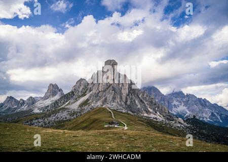 Pass alto alpino del Passo Giau, meta di viaggi popolare nelle Dolomiti, Italia. Foto Stock