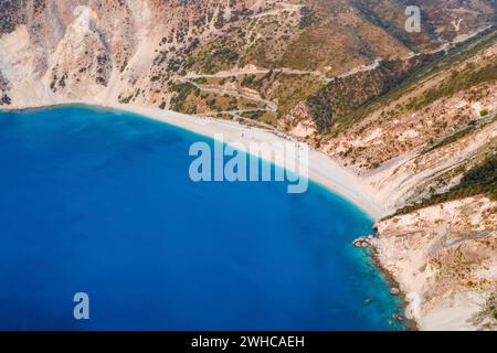 Spiaggia di Myrtos con baia blu sull'isola di Cefalonia, Grecia. Foto Stock