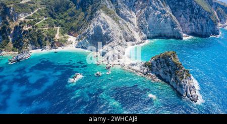 Vista aerea spiaggia di Agia Eleni a Cefalonia Island, Grecia. Remota bella spiaggia rocciosa con acque chiare smeraldo e alte scogliere bianche. Foto Stock