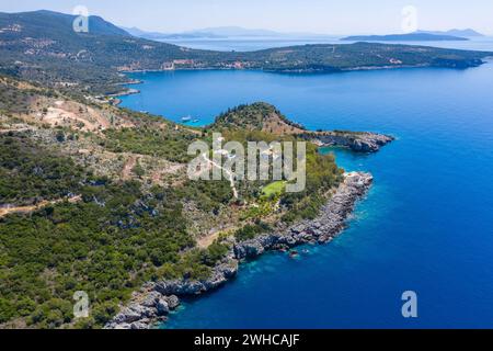 Foto aerea con droni dell'iconica spiaggia di sabbia del paradiso di Agiofili vicino al porto di Vasiliki. Lefkada, Ionio, Grecia. Foto Stock