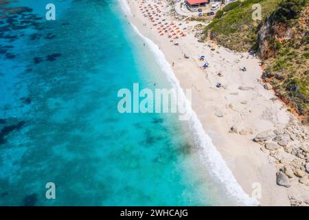 Foto aerea in basso con drone della spiaggia di Petani con mare turchese a Cefalonia isola, Ionio, Grecia. Foto Stock