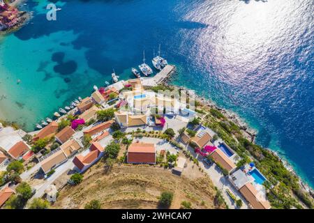 Assos pittoresco villaggio di pescatori dall'alto, Cefalonia, Grecia. Vista aerea del drone. Barche a vela ormeggiate nella baia turchese. Foto Stock