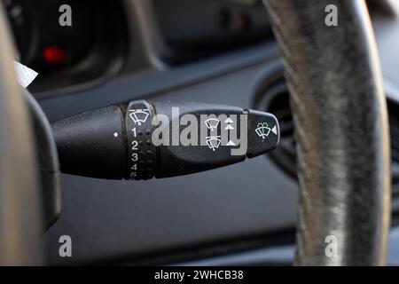 Interruttore della leva di regolazione del comando del tergiparabrezza in un'auto moderna, abitacolo Foto Stock