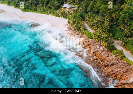 Vista aerea della spiaggia tropicale da sogno Anse Bazarca, isola di Mahe, Seychelles. Sabbia bianca finissima, acqua azzurra, vegetazione lussureggiante, rocce granitiche. Foto Stock