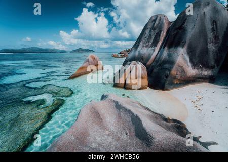 Rocce di granito di massi a il più noto Anse Source d'Argent beach sull'isola di La Digue alle Seychelles. Paradiso esotico scenario. Foto Stock