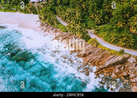Vista aerea della bellissima spiaggia appartata sull'isola di Mahe a Seychelles. Foto Stock
