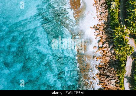 Foto aerea di bizzarro paradiso spiaggia tropicale Anse Bazarca all'Isola di Mahe e le Seicelle. La vacanza estiva, viaggi e concetto di stile di vita. Foto Stock