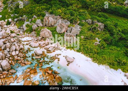 La Digue, Seychelles. Vista aerea della spiaggia appartata nascosta nella giungla. Spiaggia di sabbia bianca con acque turchesi dell'oceano e pittoresche rocce di granito nel paradiso tropicale. Foto Stock