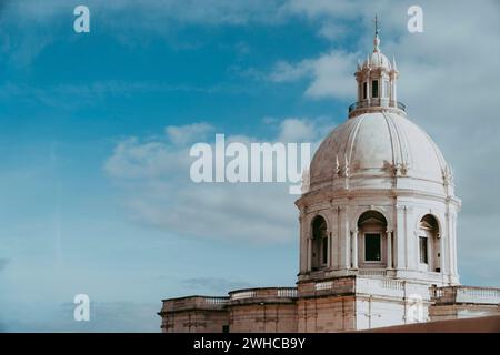 La cupola bianca del Pantheon Nazionale di Lisbona con cielo blu e alcune nuvole sullo sfondo. Lisboa Lissabon. Foto Stock