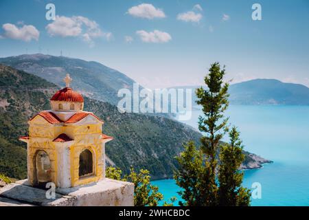 Santuario colorati Proskinitari sul piedistallo. Incredibile vista sul mare a Grecia litorale in background. Foto Stock