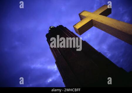 Il faro alto con Cross of the War Memorial Old Cemetery, Westkapelle, Veere Municipality, Zeeland, Paesi Bassi, Europa Foto Stock