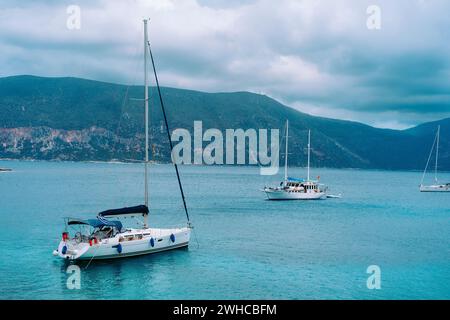 Yacht ancorati vicino alla splendida costa greca, in un giorno coperto in estate, costa, viaggio, concetto di vacanza. Foto Stock