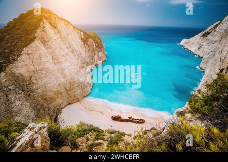 Naufragio sulla spiaggia di Navagio. Azzurro acqua di mare turchese e paradiso come la spiaggia di sabbia. Famoso punto di riferimento turistico sull'isola di Zante, in Grecia. Foto Stock