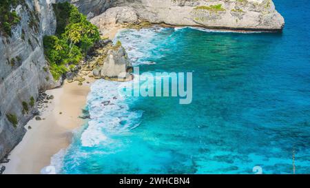 Bella Roccia In Oceano Sulla Spiaggia Di Atuh, Nusa Penida, Bali Indonesia Foto Stock