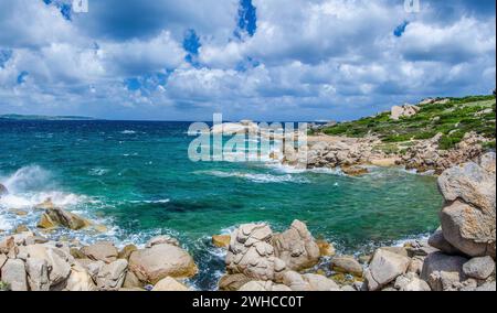 Costline ventose con rocce di arenaria nei pressi di Costa Serena, Sardegna - Italia Foto Stock