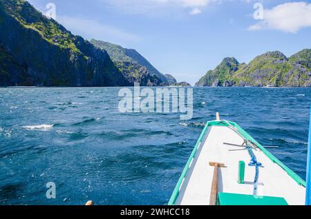 Banca Boat si avvicina all'isola di Mantiloc in Windy Day, El, Nido, Palawan, Filippine Foto Stock