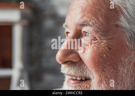 Il bell'uomo anziano sorridente che guarda la telecamera si sente felice, vista ravvicinata del viso. Senior pubblicizza clinica dentale professionale, riparazione denti e check-up servizi, copertura assicurativa medica per anziani concetto Foto Stock