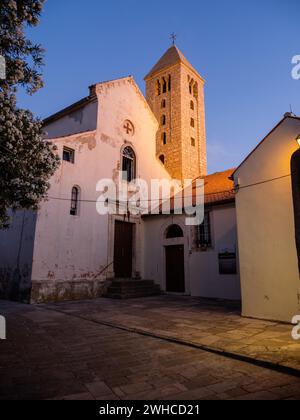 Chiesa nel centro storico di Rab, ora blu, città di Rab, isola di Rab, Golfo del Quarnero, Croazia Foto Stock