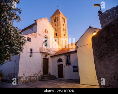 Chiesa nel centro storico di Rab, ora blu, città di Rab, isola di Rab, Golfo del Quarnero, Croazia Foto Stock