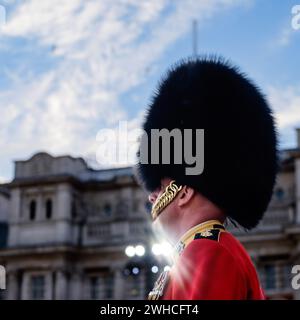 Un Coldstream Guards Guardsman fotografato durante la Household Division Beating Retreat alla Horse Guards Parade di Londra, Regno Unito, il 9 febbraio 2024. Foto di Julie Edwards. Foto Stock