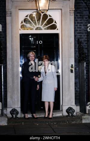 Theresa May saluta Nicola Sturgeon al 10 di Downing Street a Londra, il 14 novembre 2017. Foto di Julie Edwards. Foto Stock