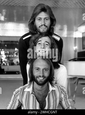 I Bee Gees. Ritratto del gruppo pop britannico The Bee Gees nel 1977. Dall'alto, Barry Gibb (1946), Robin Gibb (1949-2012) , Maurice Gibb (1949-2003) Foto Stock