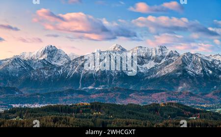 Paesaggio di montagna innevato prima dell'alba sulle colline alpine vicino a Füssen. Tannheimer Gruppe nelle Alpi Allgäu con Gehrenspitze, Köllenspitze e Großer Schlicke. Baviera, Germania, Tirolo, Austria, Europa Foto Stock