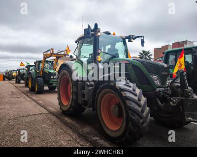 Badajoz, Spagna - 09 febbraio 2024. Gli agricoltori spagnoli si recano per le strade di Badajoz in una protesta per i trattori per chiedere i loro diritti Foto Stock