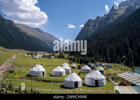 Yurts per turisti nel villaggio di Altyn Arashan, la valle verde delle montagne, i monti Tien Shan, Kirghizistan Foto Stock