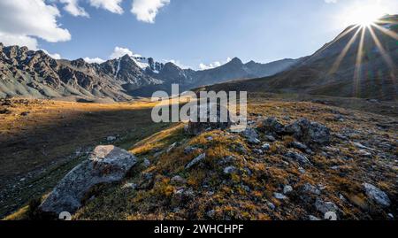 Alta valle autunnale alla luce dell'atmosfera, Keldike Valley sulla strada per il passo Ala Kul, Sun Star, le montagne Tien Shan, Kirghizistan Foto Stock