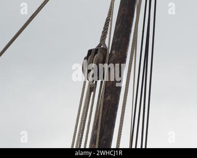 Attrezzature per barche e alberi di barche da pesca ancorate in un porto situato sulla Costa Brava di Girona, Spagna Foto Stock