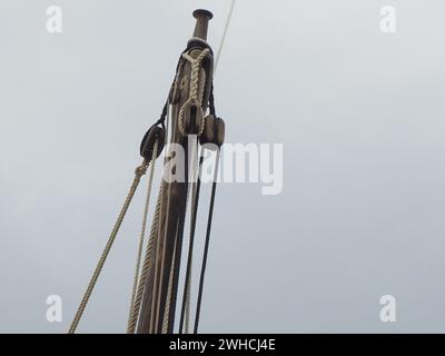 Attrezzature per barche e alberi di barche da pesca ancorate in un porto situato sulla Costa Brava di Girona, Spagna Foto Stock