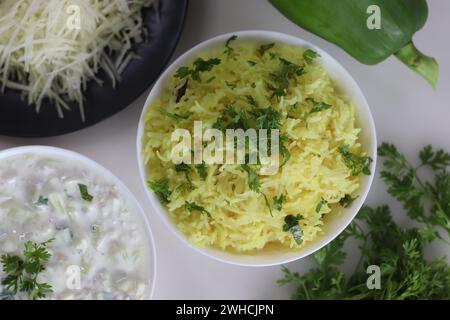 Riso di papaya speziato. Una ricetta di riso fritto veloce con papaya verde, curcuma e una tadka di spezie e noci per preparare un piatto unico. Ideale per gli argomenti Foto Stock