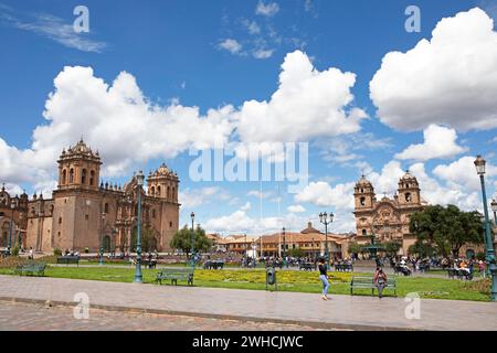 Plaza de Armas nel centro storico di Cusco, sulla sinistra la Cattedrale di Cusco o la Basilica Cattedrale dell'assunzione della Vergine Maria, sulla Foto Stock