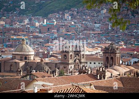 Vista sulla città di Cusco, nel centro della storica Iglesia de la Compania de Jesus o Chiesa della compagnia di Gesù, Provincia di Cusco, Perù Foto Stock