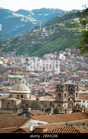 Vista sulla città di Cusco, di fronte all'Iglesia de la Compania de Jesus o Chiesa della compagnia di Gesù, Cusco, Provincia di Cusco, Perù Foto Stock