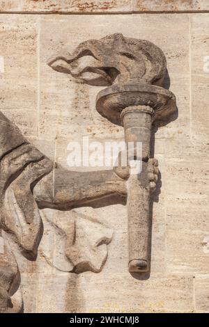 Portatore della fiamma olimpica al portale d'ingresso, Stadio Olimpico, sede 1936 dei Giochi invernali, portatore di fiamma, Garmisch-Partenkirchen, Upper Foto Stock