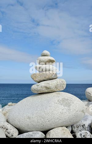 Cairn sulla costa, Ile-grande, Cotes-d'Armor, Bretagna, Francia Foto Stock