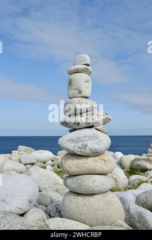 Cairn sulla costa, Ile-grande, Cotes-d'Armor, Bretagna, Francia Foto Stock