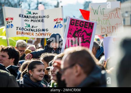 Slogan contro l'estremismo di destra, dimostrazione contro l'estremismo di destra, Friburgo in Brisgovia, Baden-Wuerttemberg, Germania Foto Stock