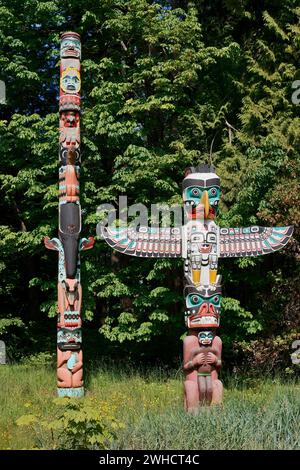 Totem Pole, Sky Chief Totem Pole e Thunderbird House Post Totem Pole, Stanley Park, Vancouver, British Columbia, Canada Foto Stock