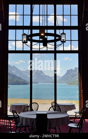 Vista del lago Upper Waterton dal Prince of Wales Hotel, dal Waterton Lakes National Park, Alberta, Canada Foto Stock