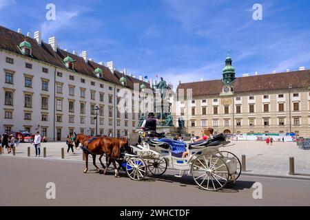 Carrozza trainata da cavalli di fronte al Monumento dell'Imperatore Francesco, a der Burg, Palazzo Imperiale di Hofburg, 1° distretto, Vienna, Austria, Europa Foto Stock