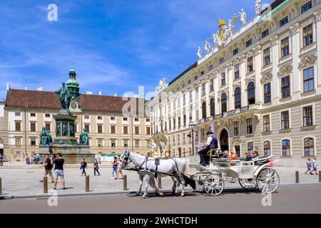 Carrozza trainata da cavalli di fronte al Monumento dell'Imperatore Francesco, a der Burg, Palazzo Imperiale di Hofburg, 1° distretto, Vienna, Austria Foto Stock