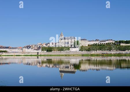 Vista sulla città di Blois con la cattedrale di Saint-Louis, Blois, il dipartimento Loir-et-Cher, la regione Centre-Val de Loire, Francia Foto Stock