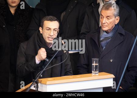 Circa 000 persone si sono riunite sul Roemerberg a Francoforte sul meno il 5 febbraio 2024 per manifestare a favore della democrazia con il motto Frankfurt Foto Stock