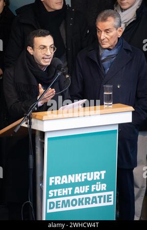 Circa 000 persone si sono riunite sul Roemerberg a Francoforte sul meno il 5 febbraio 2024 per manifestare a favore della democrazia con il motto Frankfurt Foto Stock