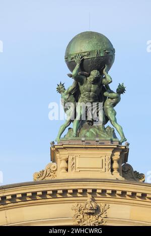 Atlante con globo sul tetto, scultura, globo, terra, globo, carico, trasporto, potenza, pesante, peso, mitologia, greca, dettaglio, allegoria, statua, ferrovia Foto Stock