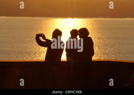 Un uomo fa un selfie della sua famiglia al tramonto, Birnau 10.10.2021 Foto Stock