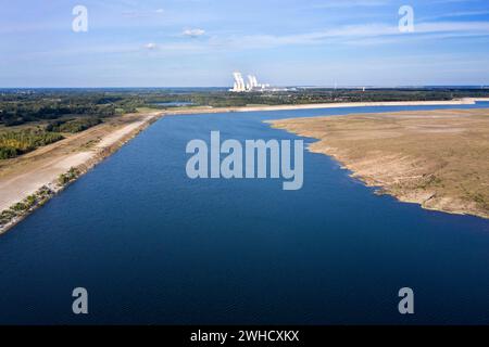 Vista dal Mar Baltico alla centrale elettrica alimentata a lignite Jaenschwalde di LEAG Lausitz energie Kraftwerke AG. Il Mar Baltico di Cottbus è un progetto in Foto Stock